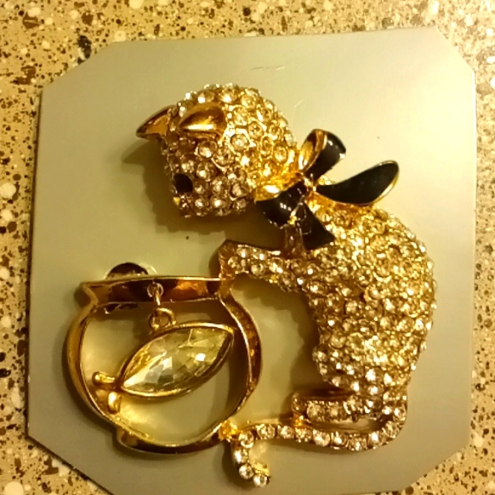 Brooch kitten